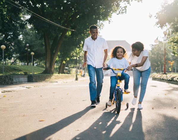 Healthy activities to engage your kids in during the holidays.