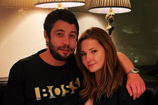 My Sister’s Keeper star Abigail Breslin announces she tied the knot to partner Ira