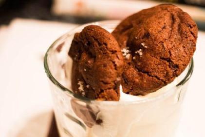 Sweet Treats: This fudgy vegan cookie recipe only needs 4 ingredients