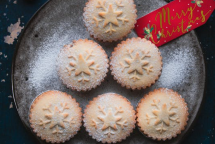 This Mince Pie Martini recipe is just what you need to get into the festive spirit