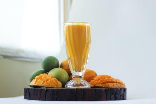 This mango smoothie is the sweet and refreshing treat to boost your mood today!