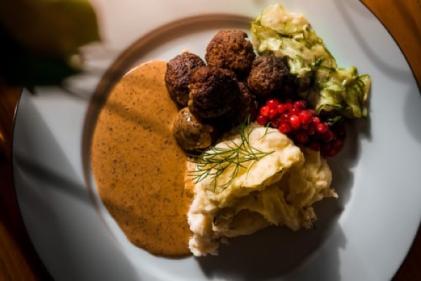 Want some quick meal prep ideas? Check out these delicious lentil meatballs!