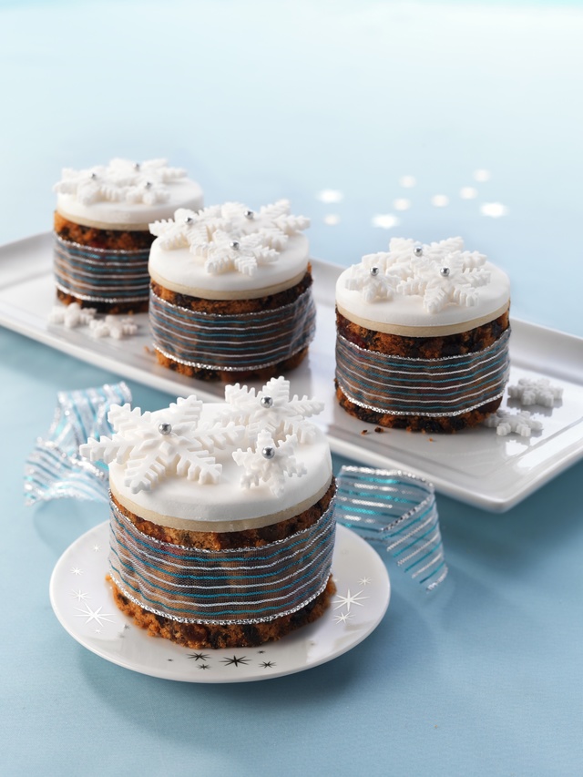 Mini christmas cakes with star toppers