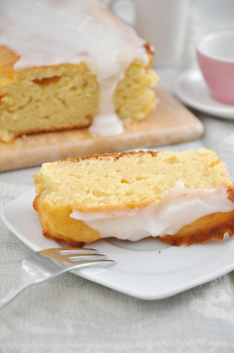 Lemon drizzle cake