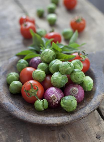 Brussel sprouts, red onion and tomato salad | MummyPages.uk