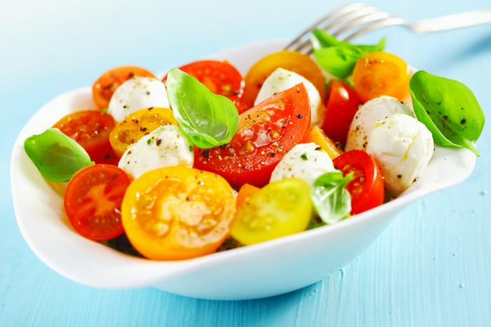 Vibrant tomato salad with herbs and mozzarella | MummyPages.uk