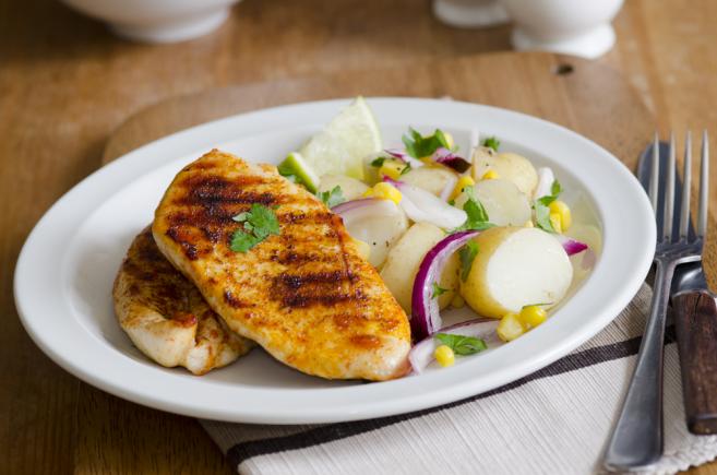  Smoked chicken with corn and potato salad