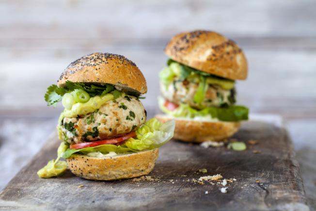 Turkey burgers with guacamole