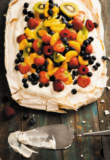 Vanilla pavlova with mixed fruits