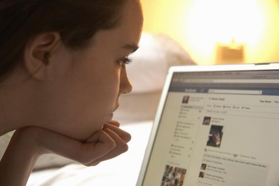 8 simple tips EVERY parent can take to keep their child safe online 