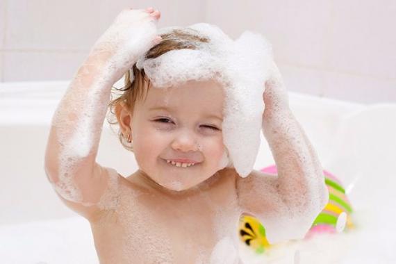 6 ways to make toddler hair washing stress-free