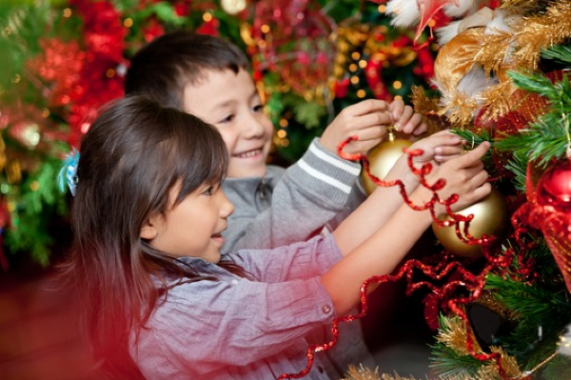 'Tinsel OR chains': 10 thoughts every mum has when the kids decorate the tree