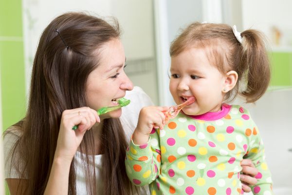 8 tips for keeping your child's teeth pearly white