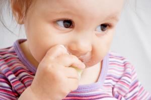 The great spoon vs baby-led weaning debate