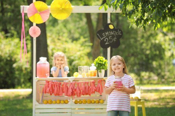 Girl uses lemonade stand profits to give families in need Thanksgiving meal
