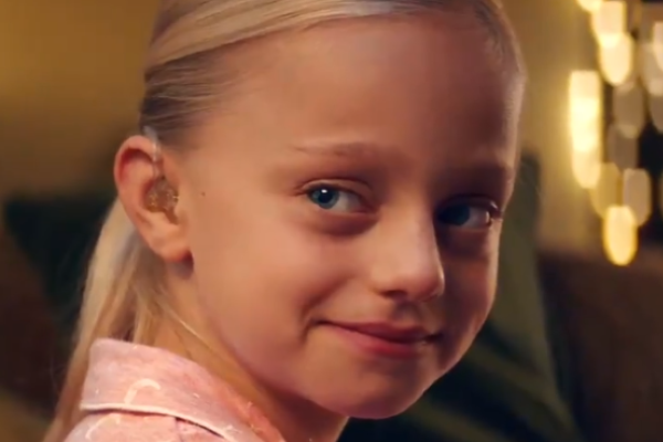 This is how you can give the gift of reading to a deaf child this Christmas 
