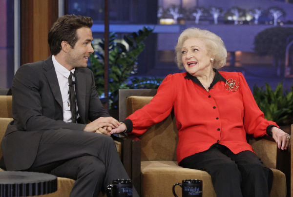 Ryan Reynold wrote a HILARIOUS birthday tribute to ex-girlfriend Betty White
