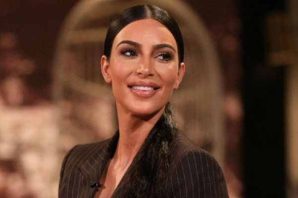 Kim throws Chicago a HUGE Alice-in-Wonderland party for her first birthday