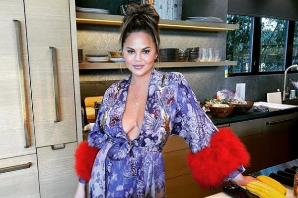 “Normalise Formula”: Chrissy Teigen opens up about her breastfeeding struggles