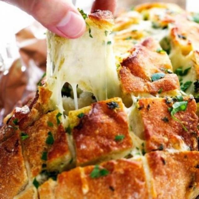 Weekend eats: Cheesy pull-apart bread 