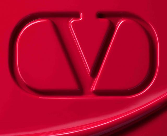 Valentino announces that they will be launching a luxurious line of beauty products!
