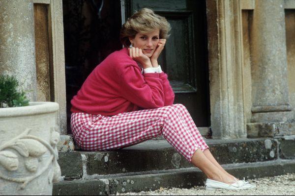 Heres your first photo of Elizabeth Debicki as Diana in The Crown