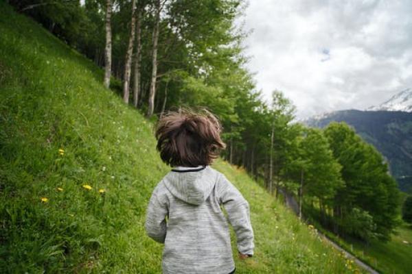 Check out the Autumn nature scavenger hunt thats perfect for entertaining little ones on long walks!