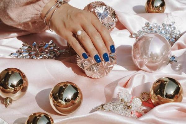 Get your Christmas manicure sorted with Isadoras new, no-chip long-lasting nail colours!
