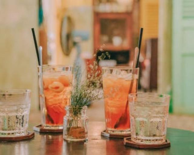 Galentines cocktail inspo: Fresh and fruity sparkling rosé!